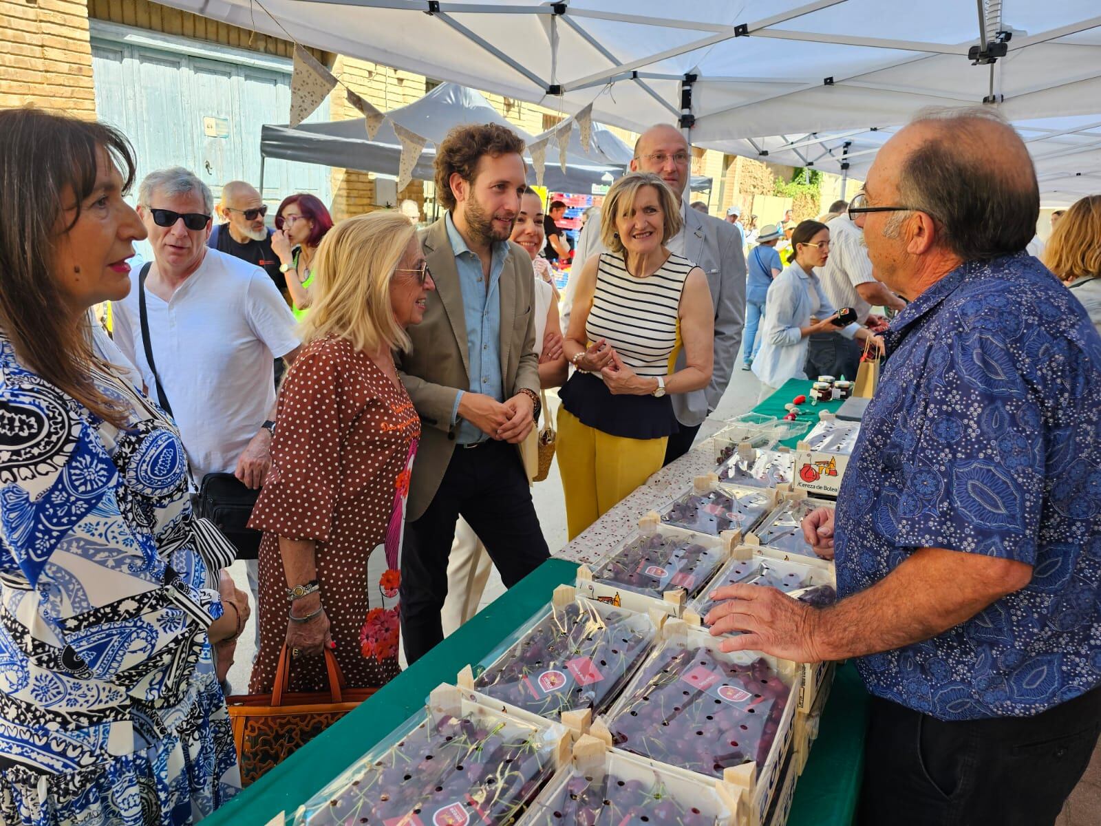 Isaac Claver junto a Maribel Bailo y Bibí Sanvicente en la Feria de la Cereza de Bolea