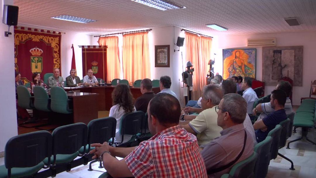 Reunión en el ayuntamiento de Quesada con los comuneros para decidir sobre la conservacion y mejoras en la Cueva del Agua 