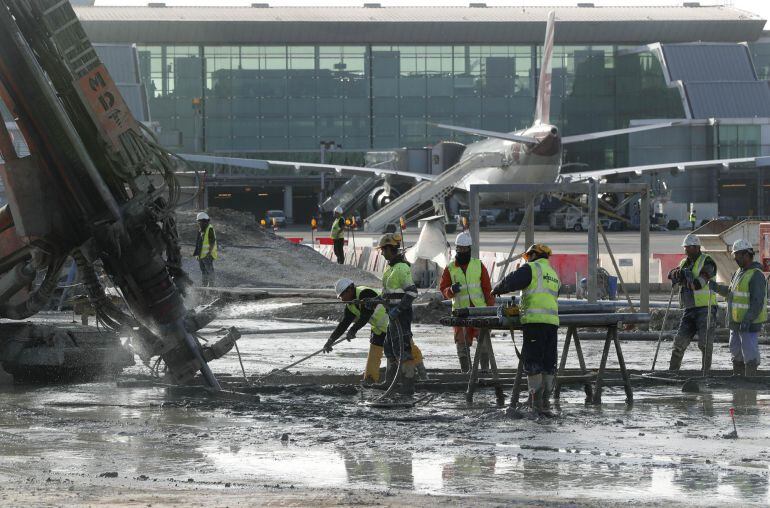 Obras del tren lanzadera al Aeropuerto de El Prat de Llobregat (Barcelona), que ha visitado la vicepresidenta y ministra de la Presidencia y para las Administraciones Territoriales, Soraya Sáenz de Santamaría, y el ministro de Fomento, Íñigo de la Serna. 