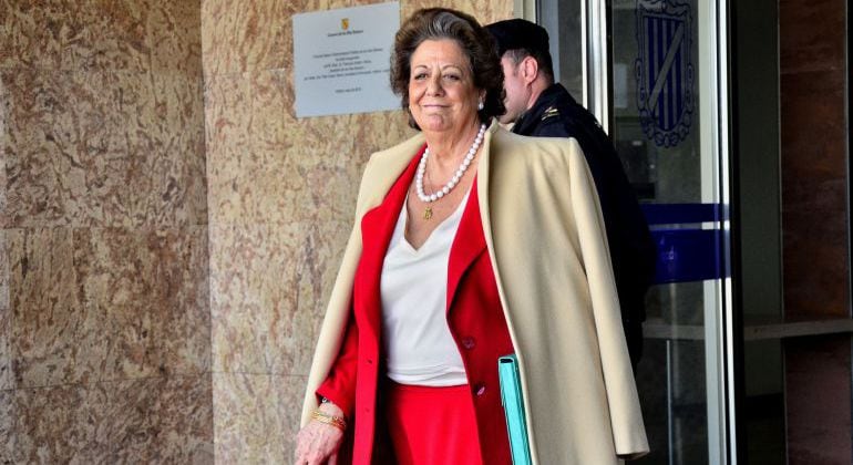 La exalcaldesa de Valencia Rita Barberá, a su salida de la Audiencia de Palma tras prestar declaración en el juicio de Nóos.