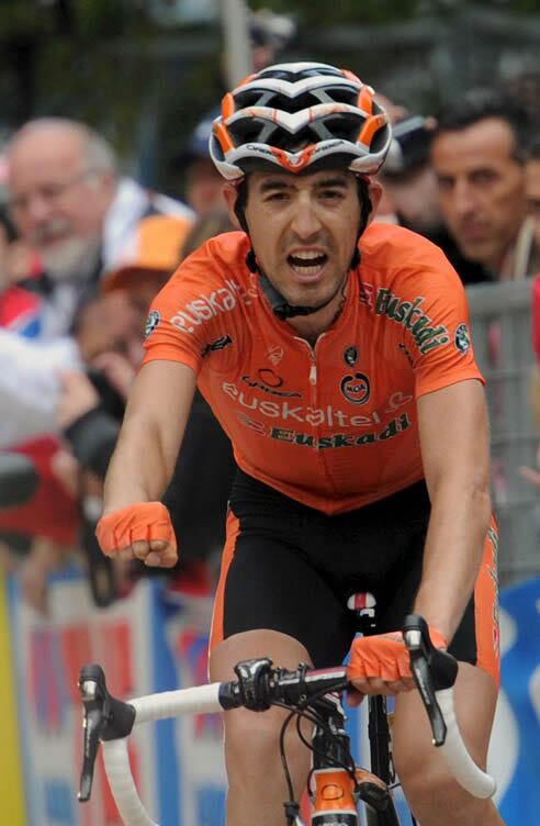 El ciclista español del Euskaltel Mikel Nieve celebra su victoria en la decimoquinta etapa del Giro de Italia en Gardeccia