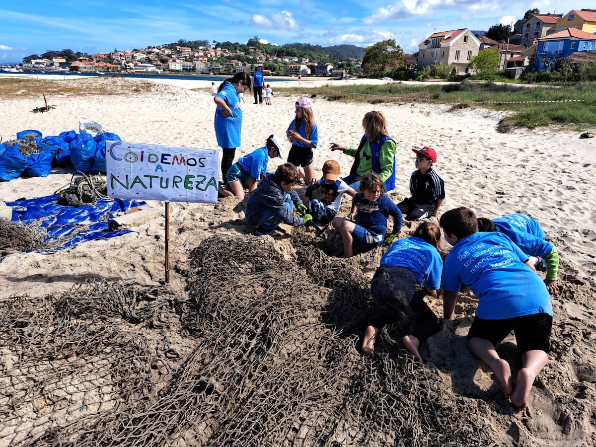 Limpieza en Cangas por el Día de la Tierra