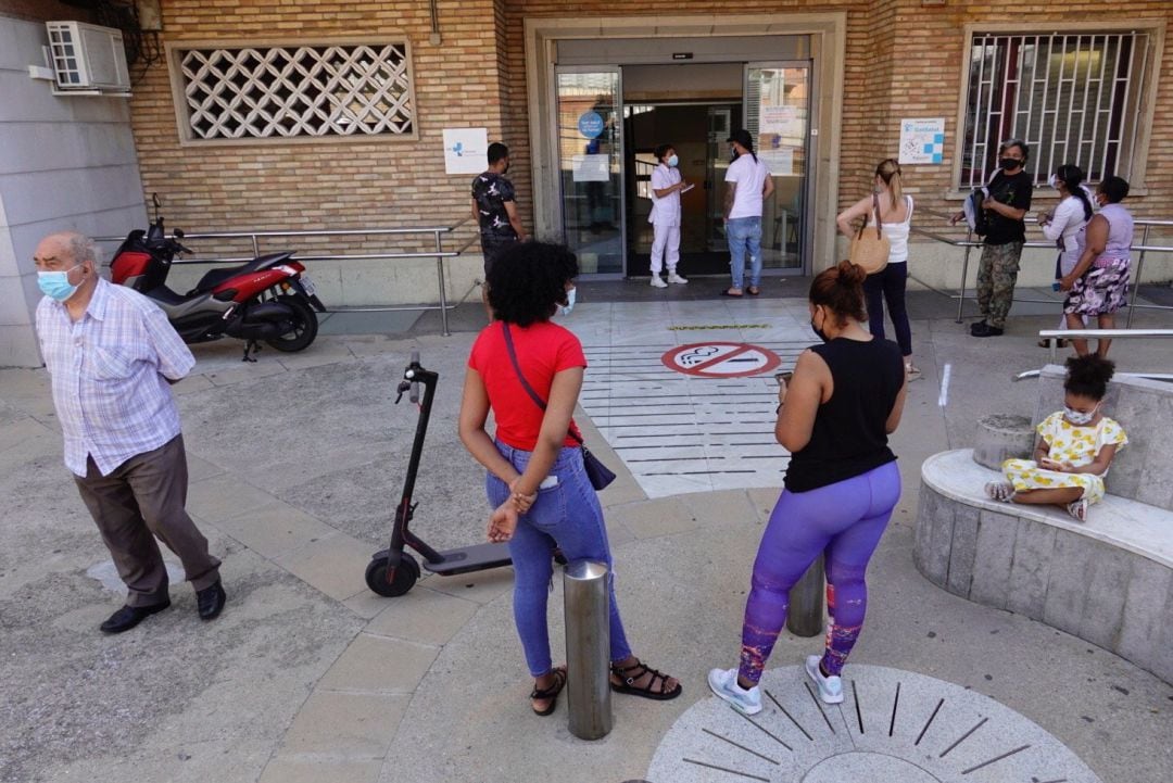 Varias personas aguardan su turno a las puertas de CAP del barrio de La Torrassa en L’Hospitalet (Barcelona), donde se ha detectado un brote de COVID-19.