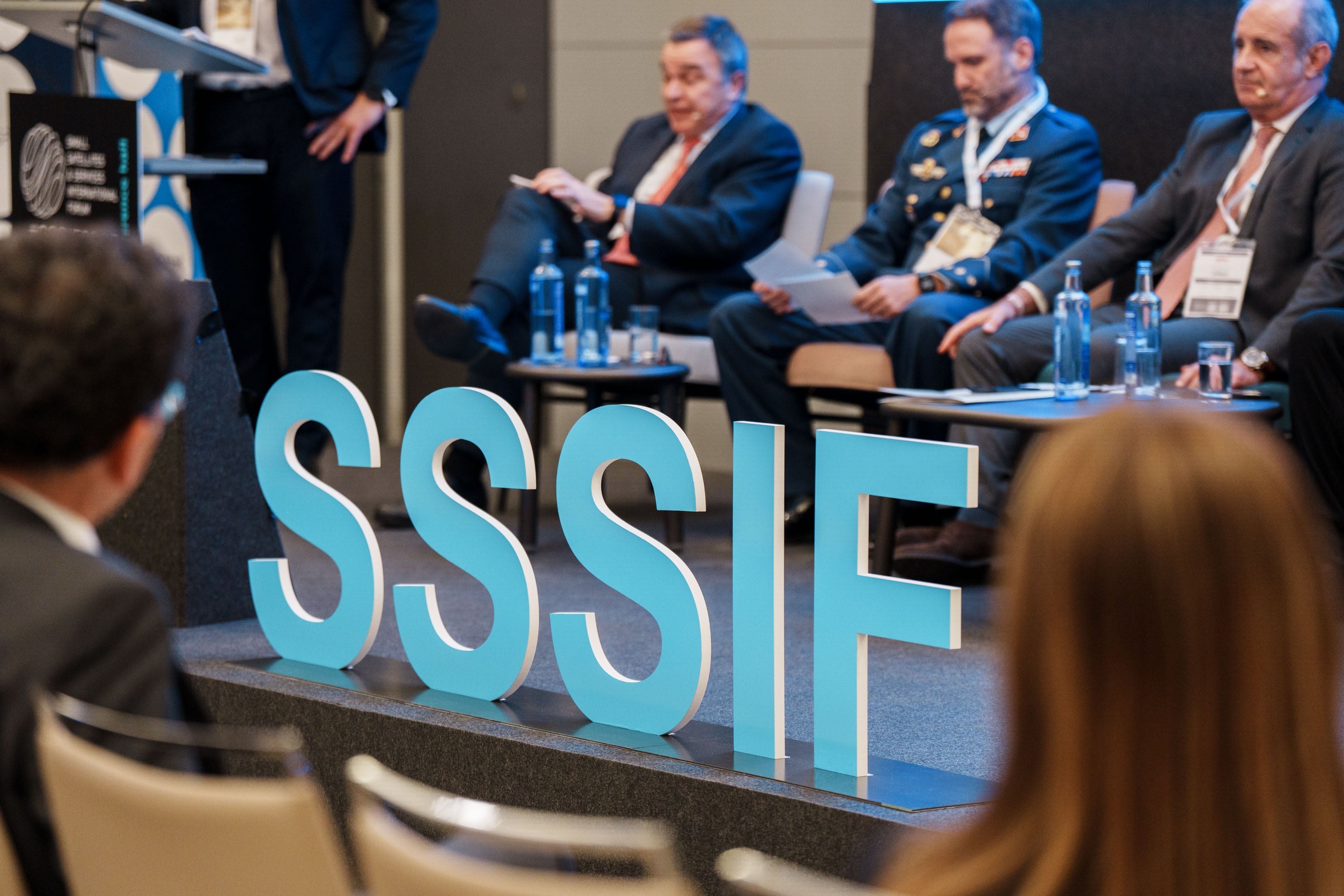 En su edición de 2025, el foro superó los 500 asistentes —un 20% más que el año anterior—, con la participación de 192 empresas, 110 ponentes y 35 expositores procedentes de más de 25 países. También contó con el apoyo de 19 patrocinadores de primer nivel, incluyendo agencias espaciales, fabricantes, científicos, desarrolladores y lanzadores de satélites.