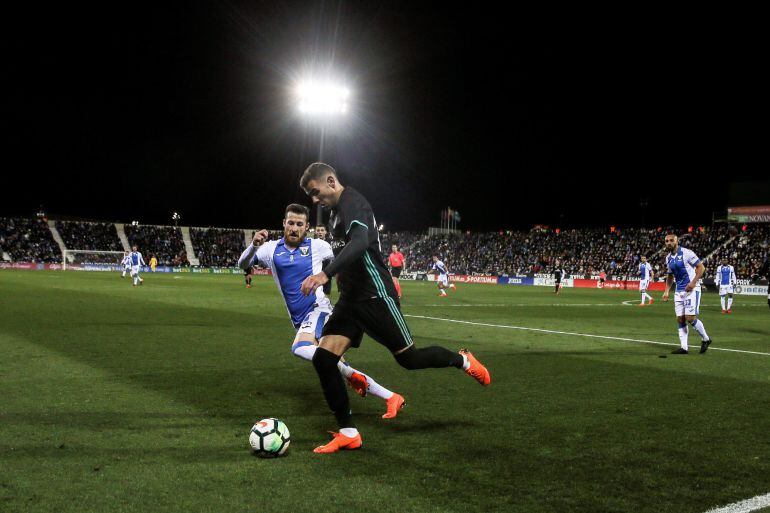 Theo intenta dejar atrás a Tito, en el partido contra el Leganés