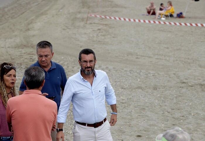 Franco inspecciona los trabajos en la playa