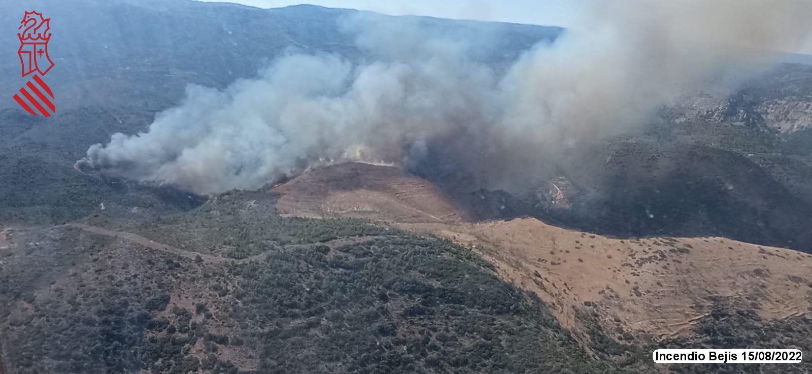 Imagen del incendio forestal en Bejís, declarado este lunes en la provincia de Castellón.