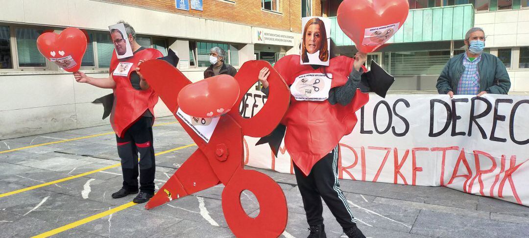 Protesta de colectivos sociales y sindicatos ante el Ayuntamiento de Barakaldo para reclamar &quot;medidas reales&quot; contra la pobreza.