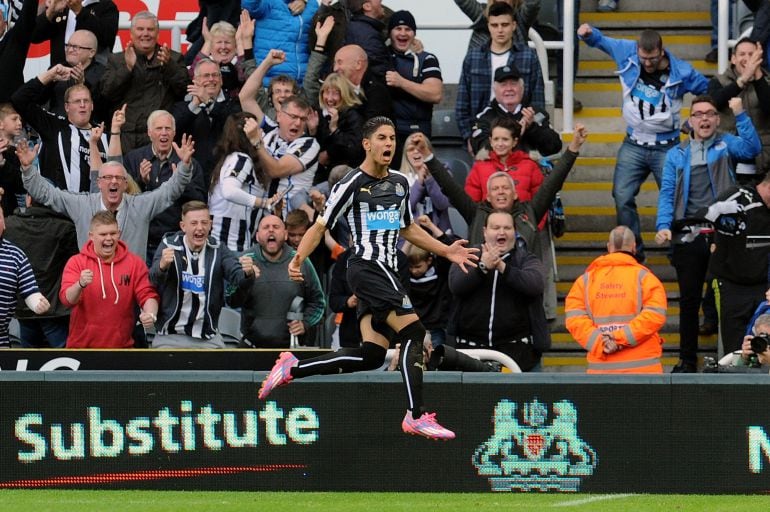 Ayoze Perez celebra el gol del Newcastle ante el Liverpool 