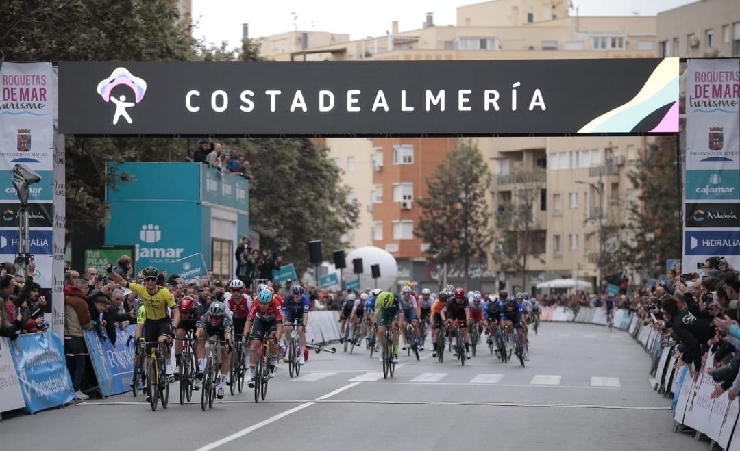 Olav Kooij gana la Clásica de Almería.