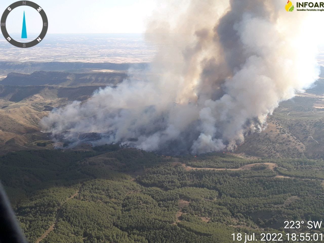 El incendio, que ha abrasado ya 500 hectáreas, continúa activo