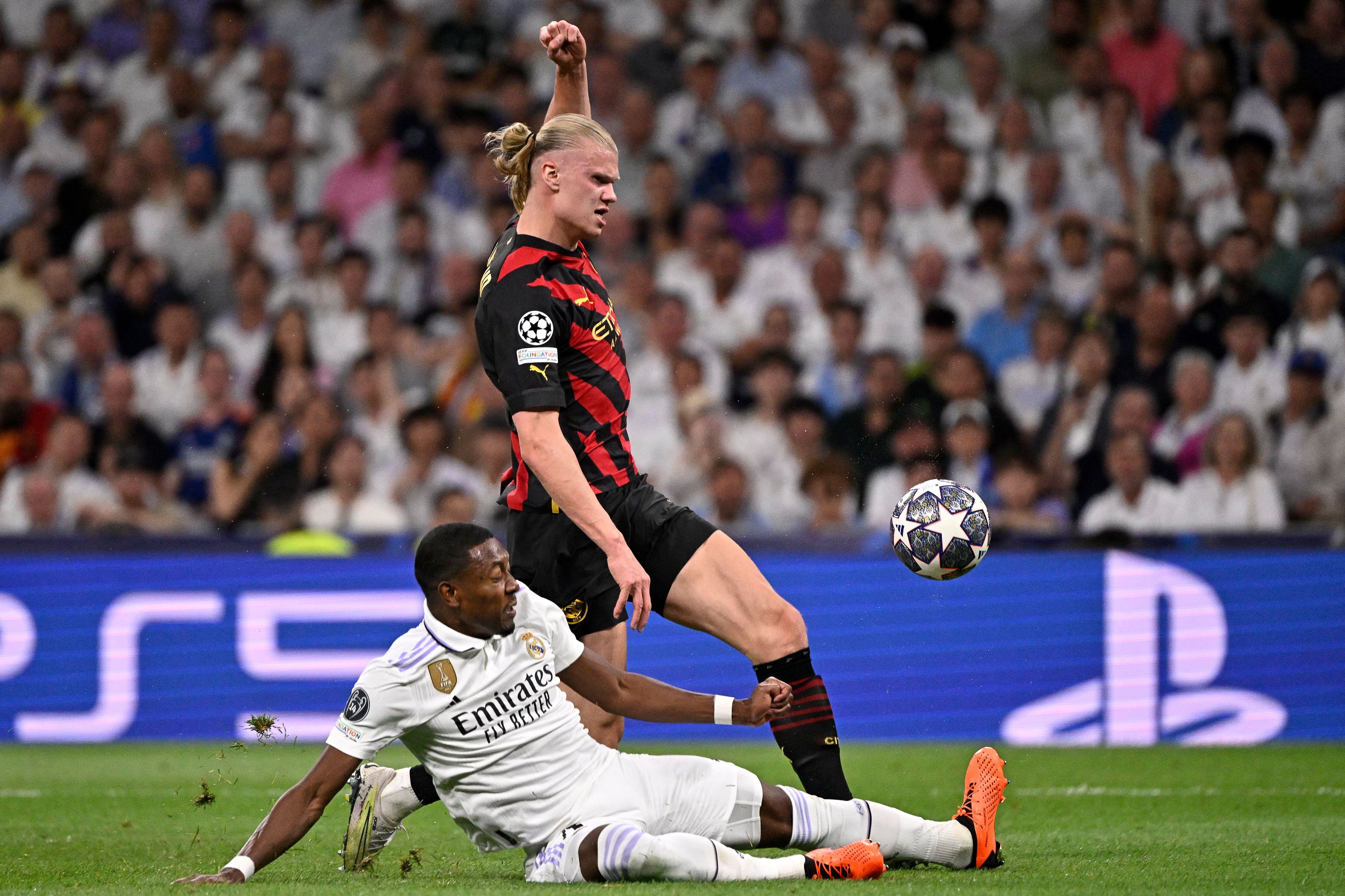 Disputa de un balón entre Alaba y Halaand.  (Photo by JAVIER SORIANO / AFP) (Photo by JAVIER SORIANO/AFP via Getty Images)