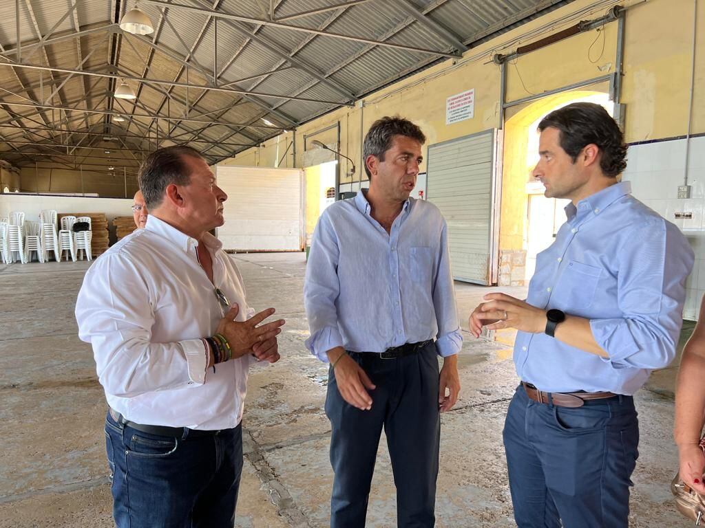 Carlos Mazón y Eduardo Dolón junto a Pedro Ángel Carmona, Patrón Mayor de la Cofradía de Pescadores de Torrevieja