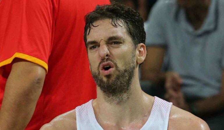 Pau Gasol se duele en el banquillo.