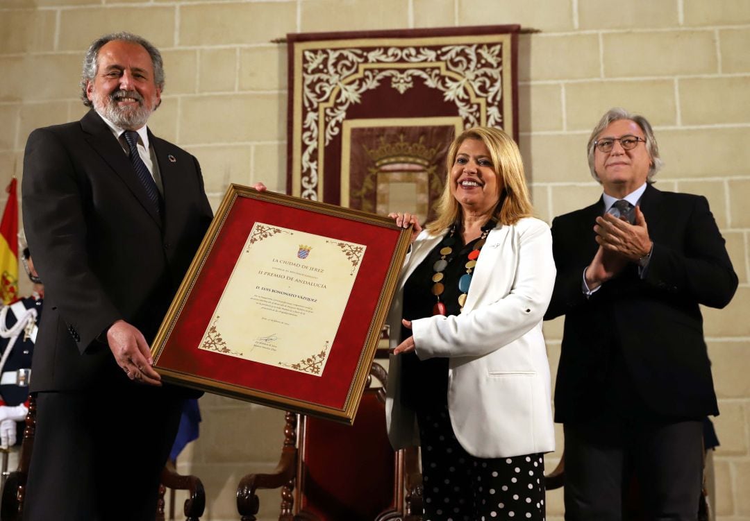 Luis Bononato junto a la alcaldesa Mamen Sánchez durante la entrega del premio