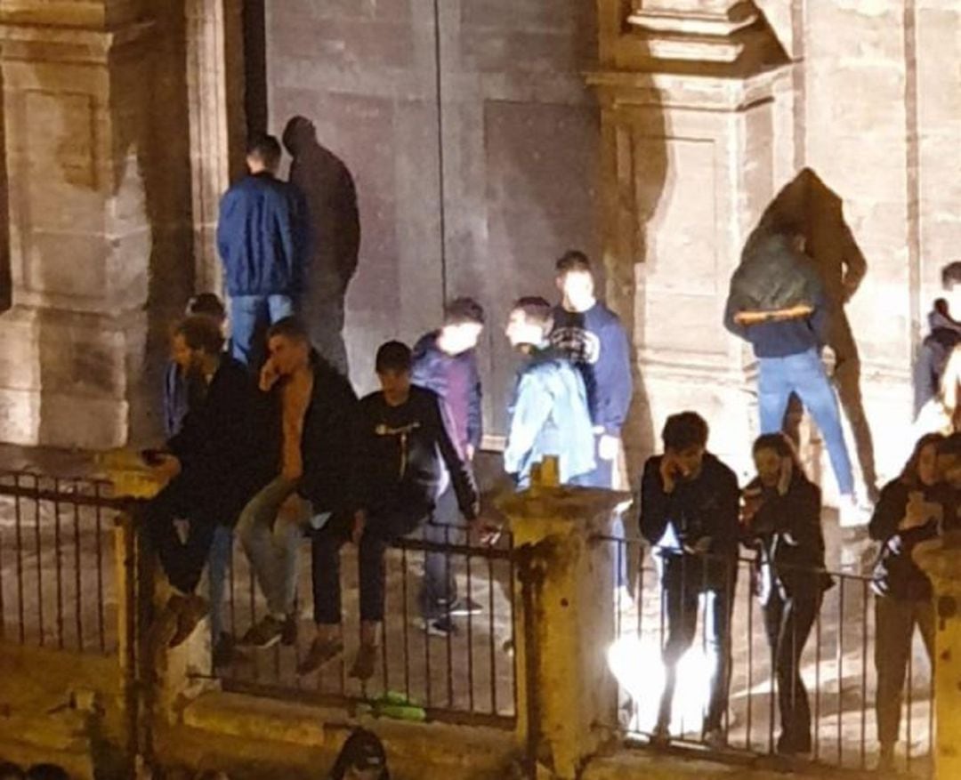 Gente orinando en la fachada de la iglesia de los Santos Juanes en Valencia 