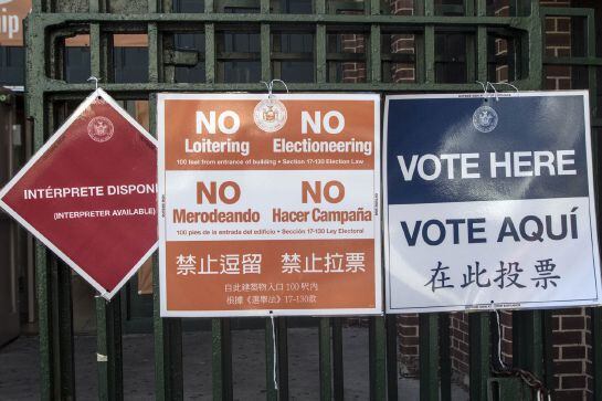 Carteles que indican el sitio de votación en Nueva York (Estados Unidos)