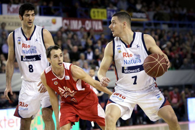 El base irlandés del Río Natura Monbus Obradoiro Donnie McGrath (d) es defendido por el base del ICL Manresa Alex Hernández (c), durante el partido de la vigésima segunda jornada de Liga ACB jugado en Manresa.