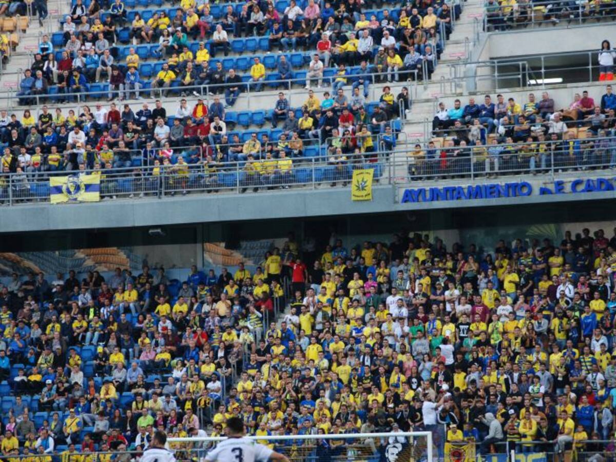 La Federación de Peñas Cadistas propone protestas por los arbitrajes para el Cádiz CF - Sevilla FC