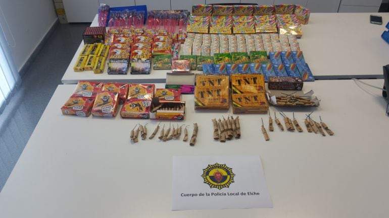 Artefactos pirotécnicos ilegales decomisados por la Policía Local