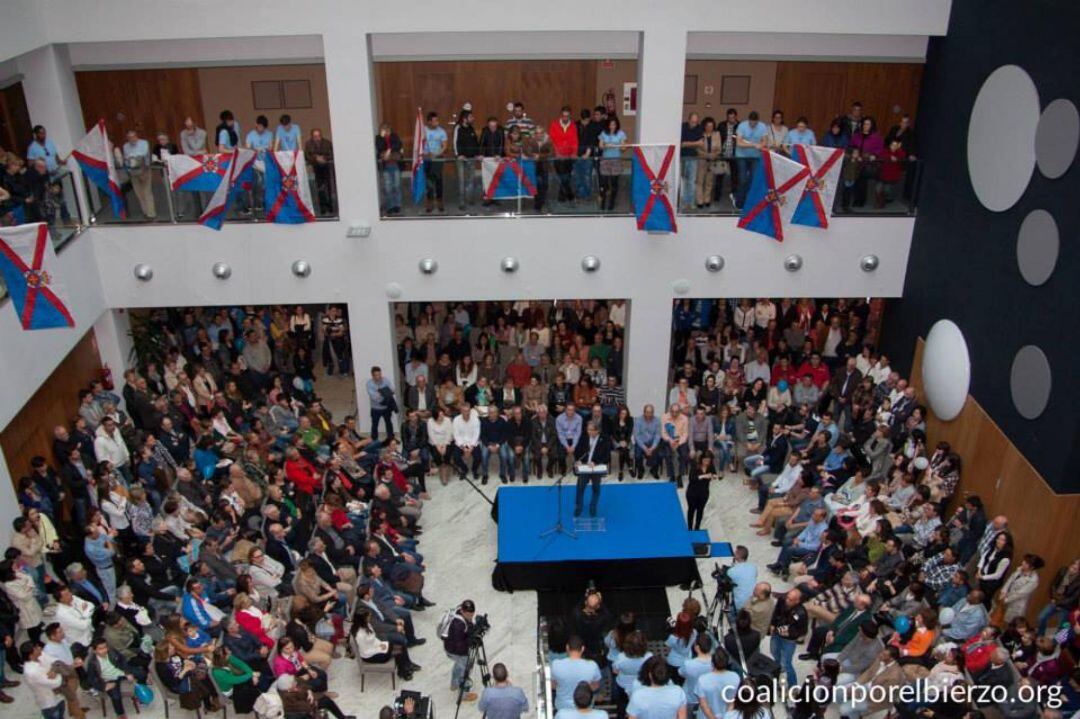 Acto de presentación de candidatos durante la campaña electoral 2015