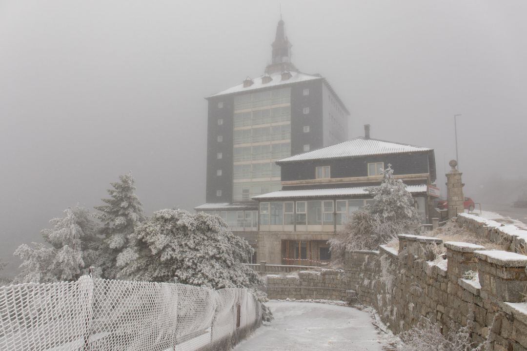 Un edificio del Puerto de Navacerrada nevado, en la sierra de Guadarrama (Madrid), el pasado 4 de noviembre.