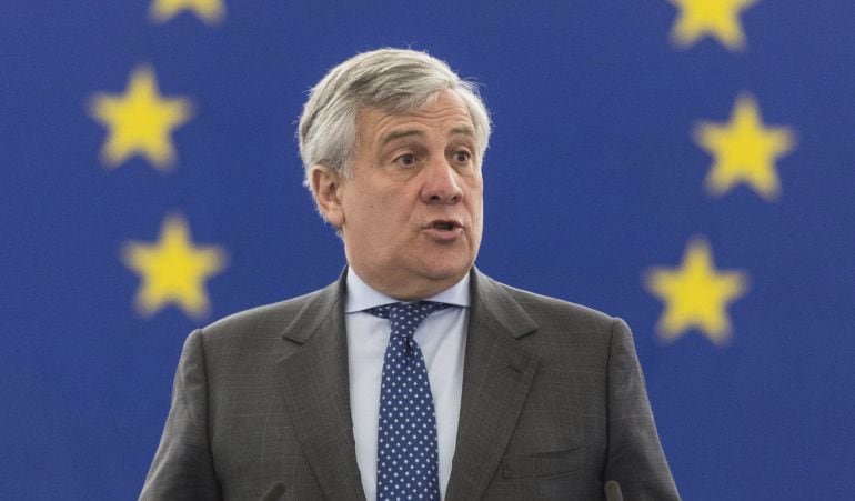 El presidente del parlamento europeo, Antonio Tajani recibe el galardón que concede la fundación alberto jiménez-Becerril por su lucha contra el terrorismo. 