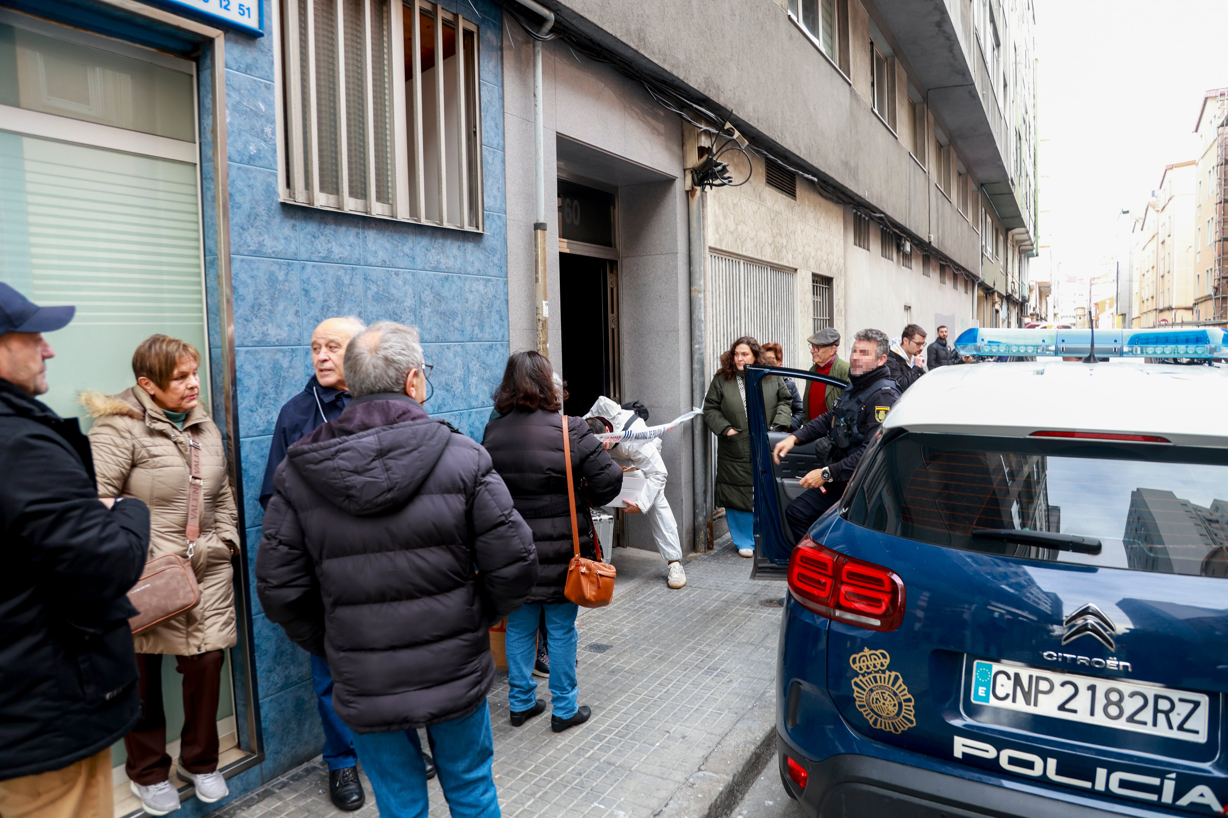 A CORUÑA, 28/11/2025.- Agentes de la Policía Nacional desplegados este viernes en el edificio de la calle San Isidoro del barrio coruñés de Sagrada Familia, donde en la tarde de ayer se produjo un incendio en el que falleció una persona y otra resultó herida. EFE/Cabalar

