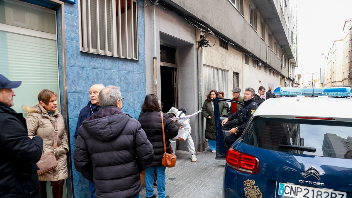 En libertad e investigados por tres delitos los dos detenidos por el incendio en un edificio en A Coruña