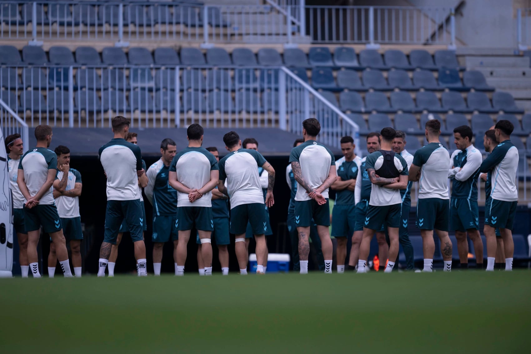 Juanfran Funes se dirige a la plantilla y al cuerpo técnico en el césped de La Rosaleda