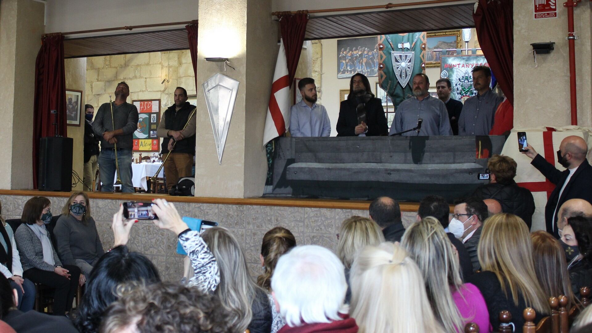 Los cargos festeros del bando cristiano durante el ensayo celebrado este sábado en la Filà Guzmanes.