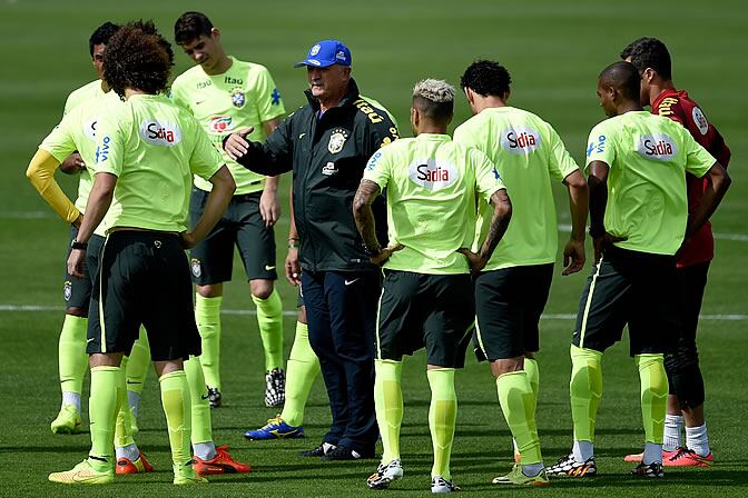 Scolari da indicaciones a sus jugadores durante un entrenamiento