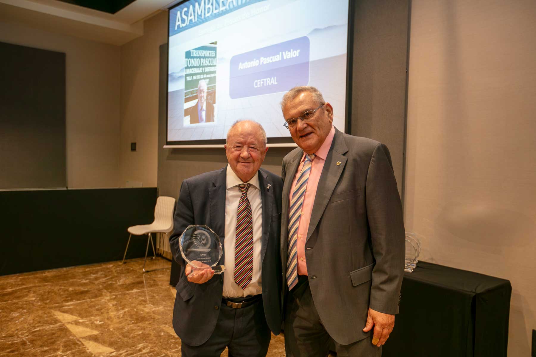 Un instante de la entrega del reconocimiento de la placa de honor a Antonio Pascual en Madrid