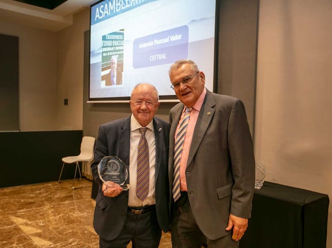 Un instante de la entrega del reconocimiento de la placa de honor a Antonio Pascual en Madrid