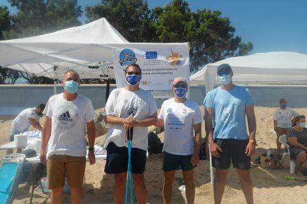 mimebros de la Fundación Espurna en la playa del Marenyet