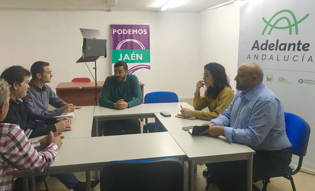 Miembros de Avapa (izquierda) durante la reunión con el candidato de Adelante Andalucía, José Luis Cano.