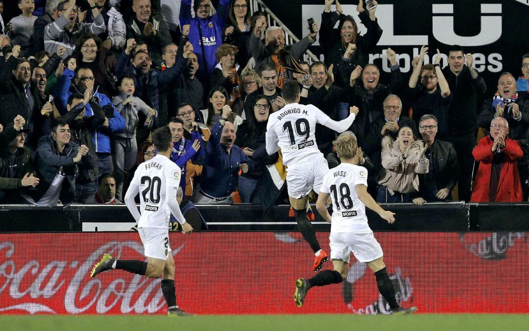 GRAF7702. VALENCIA, 03032019.- El delantero del Valencia CF Rodrigo Moreno (c) celebra su gol, primero del equipo ante el Athletic de Bilbao, durante el partido correspondiente a la 26ª jornada de Liga en Primera División que se juega esta noche en el Estadio de Mestalla, en Valencia. EFEManuel Bruque