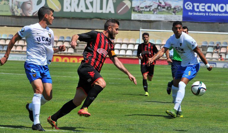 Alex Colorado durant el partit contra l'UCAM Murcia a l'Estadi Municipal de Reus.