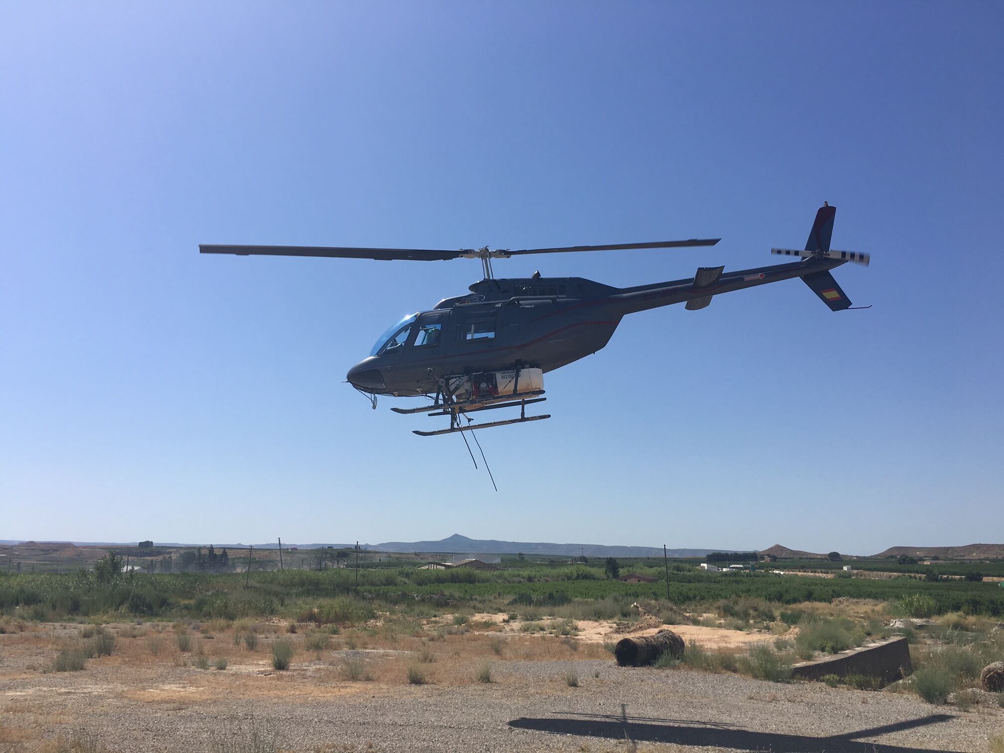 Foto de archivo: Tratamientos conjuntos con helicóptero entre Aragón y Cataluña en el Bajo Cinca (2016)