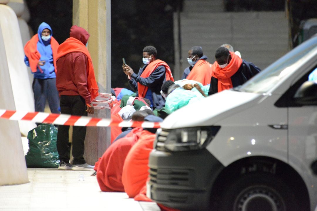 Efectivos sanitarios del Servicio de Urgencias Canario (SUC) y Cruz Roja, atienden a varios migrantes a su llegada al muelle de La Restinga.