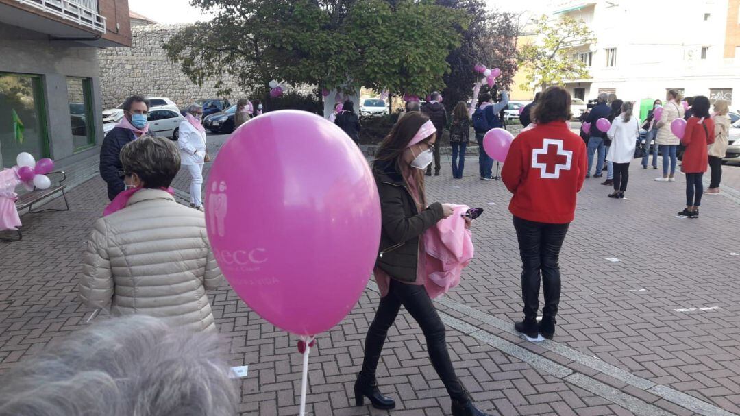 Manifiesto de la AECC en el Día del Cáncer de Mama ante su nueva sede.