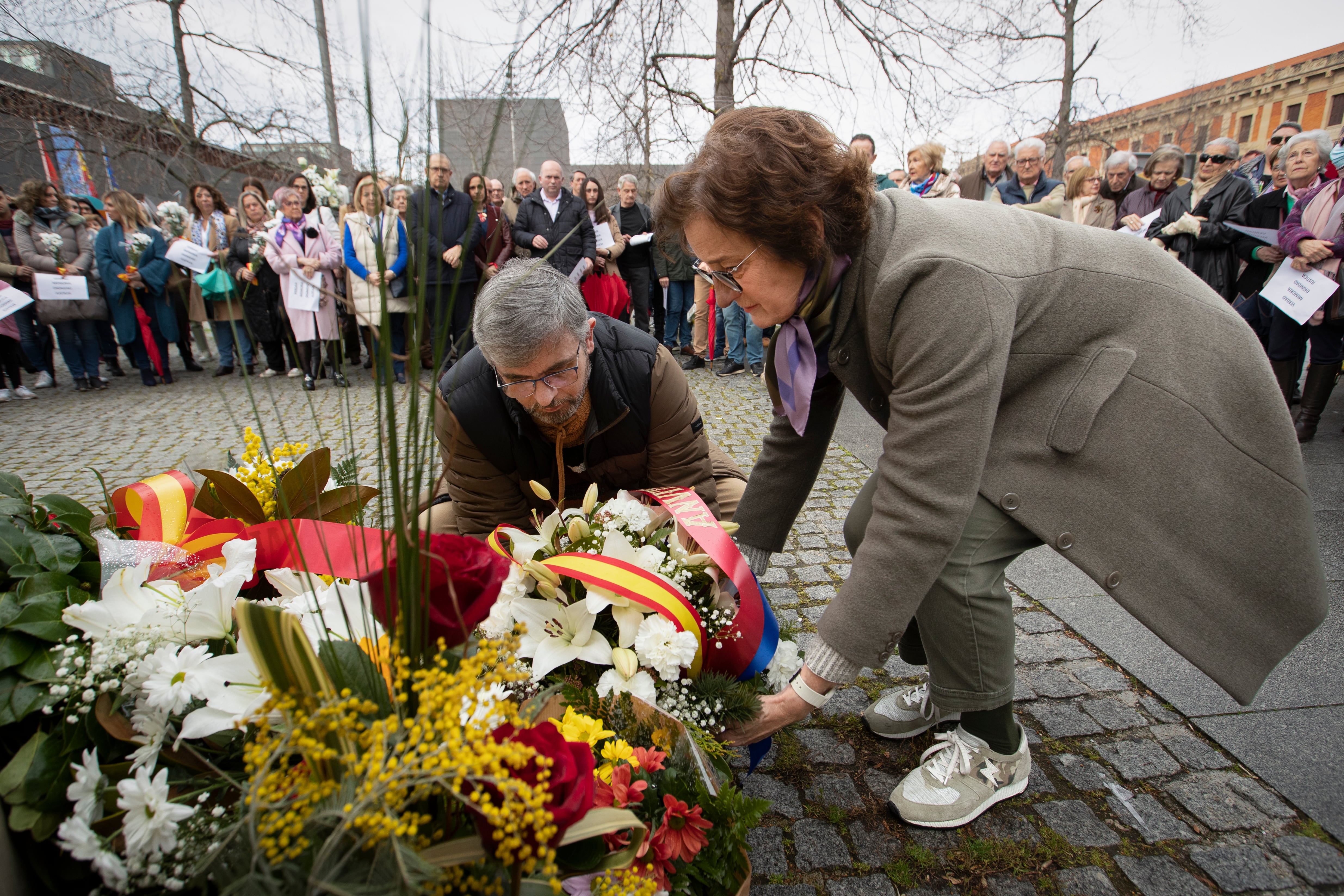 La Asociación Navarra de Víctimas del Terrorismo de ETA (ANVITE) y la Fundación Tomás Caballero en Pamplona en un acto de conmemoración del Día Europeo de las Víctimas del Terrorismo en el que se colocaron diversos ramos de flores ante el monumento a las víctimas.