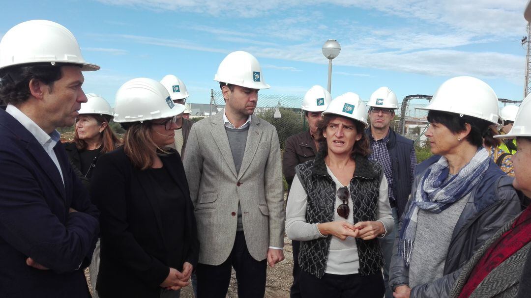 La ministra Teresa Ribera inspeccionó en Ciutadella los planes de Red Eléctrica en Menorca para restablecer el cable submarino con Mallorca.