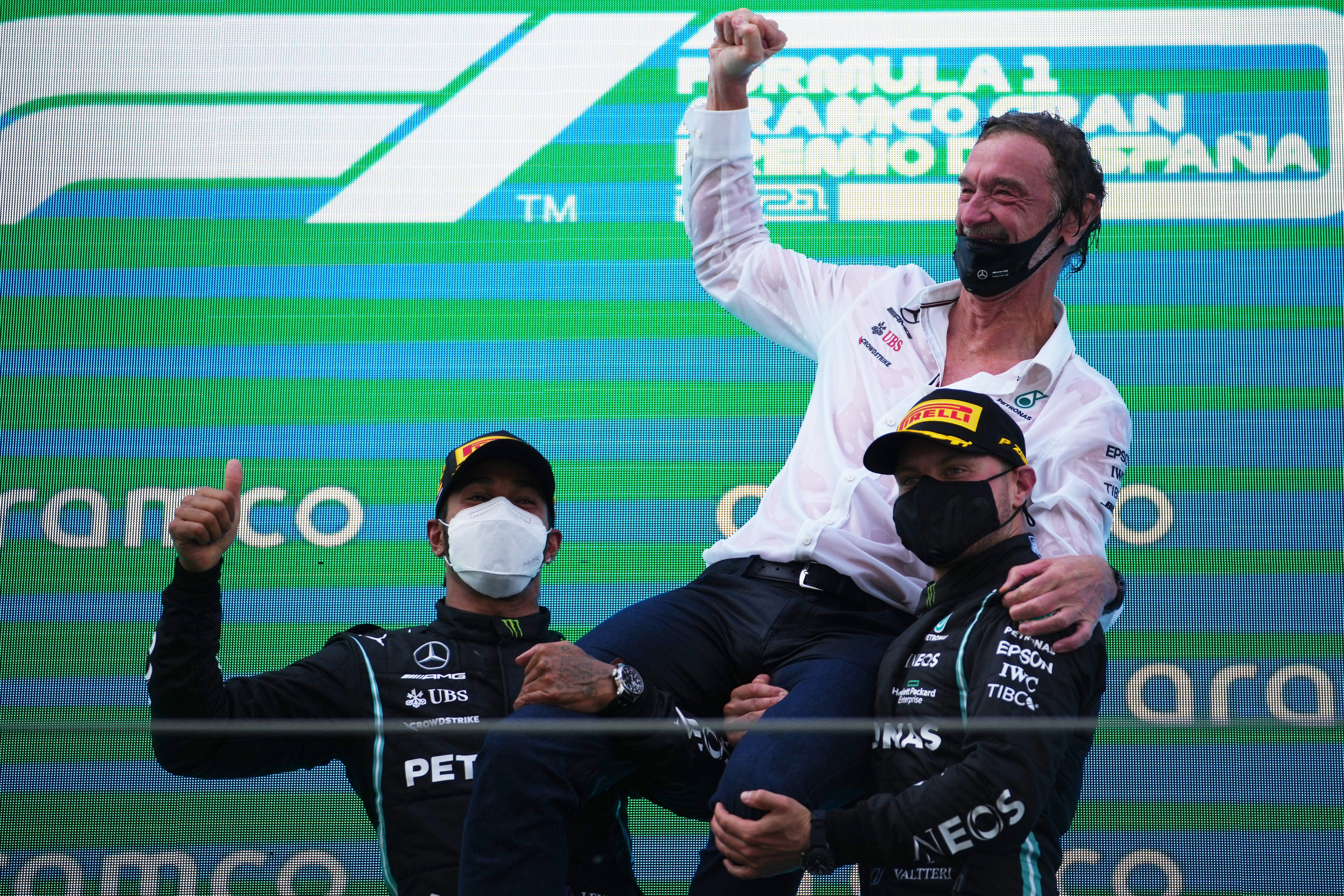 Lewis Hamilton y Valtteri Bottas celebran con el propietario de INEOS, Sir Jim Ratcliffe, la victoria en el GP de España de  Fórmula 1