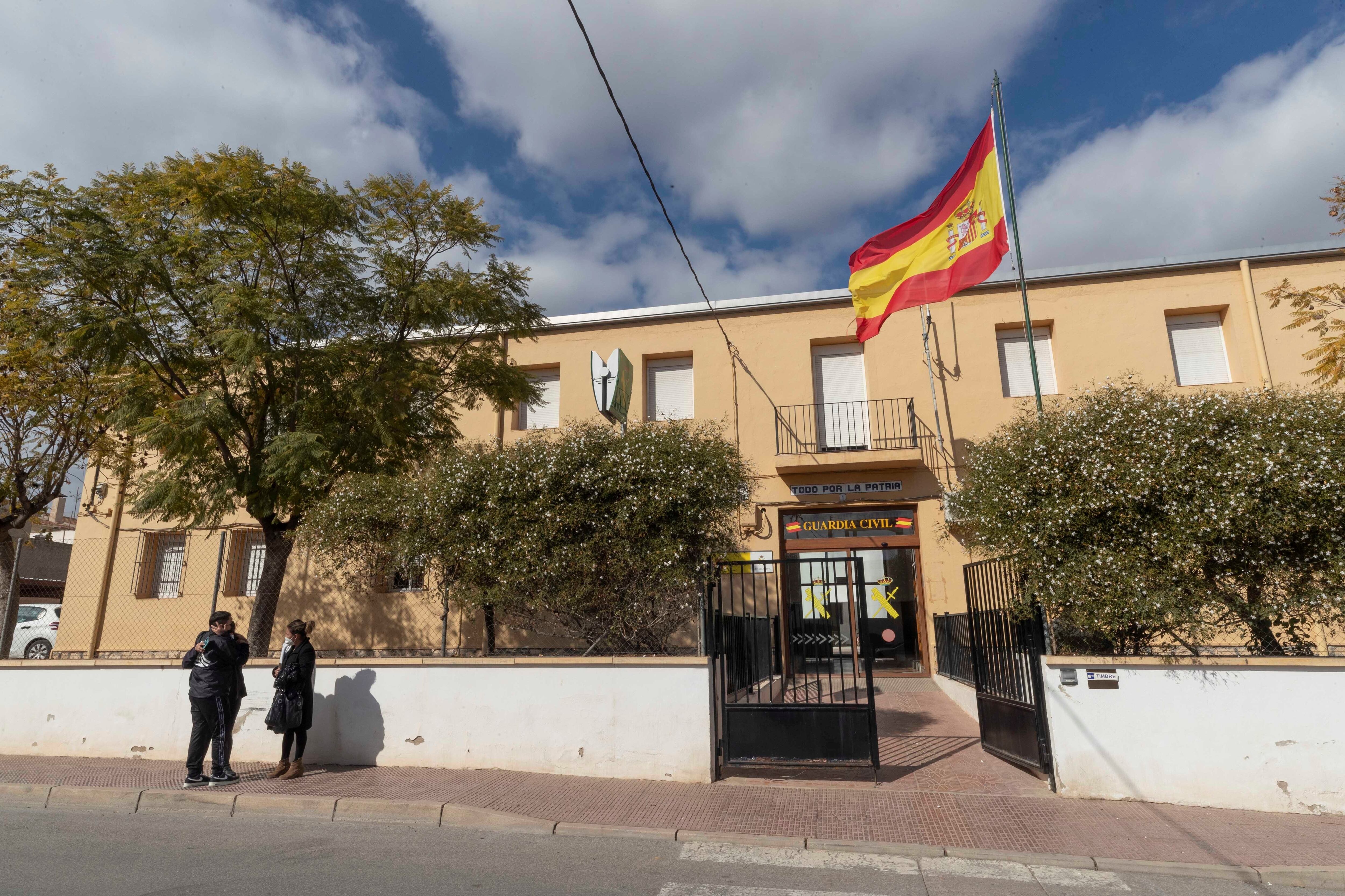 TOTANA (MURCIA), 09/02/2022.- Cuartel de la guardia civil de Totana, (Murcia), donde se encuentra detenido un joven de 19 años que ha sido detenido este miércoles en Totana y se ha declarado autor del asesinato a cuchilladas de su exnovia, de 17 años. EFE/Marcial Guillén
