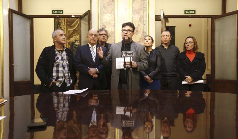 Sabino Cuadra (Amaiur), Emilio Olabarria (PNV), Joan Tardá (ERC), Joan Josep Nuet (IU), Uxue Barkos (GP Mixto), Joan Balldoví (Compromis) y Rosana Pérez (BNG), durante la rueda de prensa que han ofrecido en el Congreso de los Diputados.