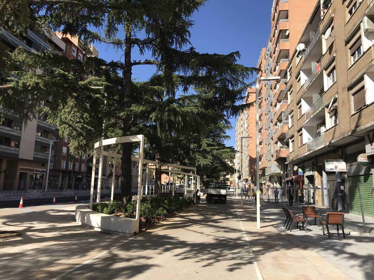 Llegan los primeros refugiados al centro habilitado en el paseo Ramón y Cajal