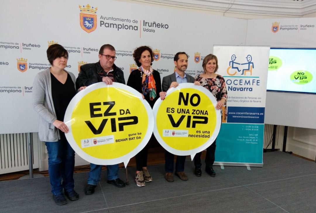 Miembros de COCEMFE, Ayuntamiento y Dornier presentando la campaña &quot;No es una zona VIP, es una necesidad&quot;