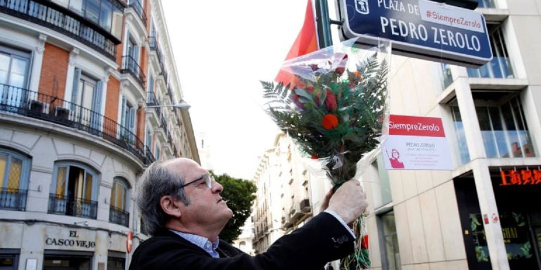 El portavoz en la Asamblea de Madrid, Ángel Gabilondo, durante la ofrenda floral con motivo del tercer aniversario del fallecimiento de Pedro Zerolo