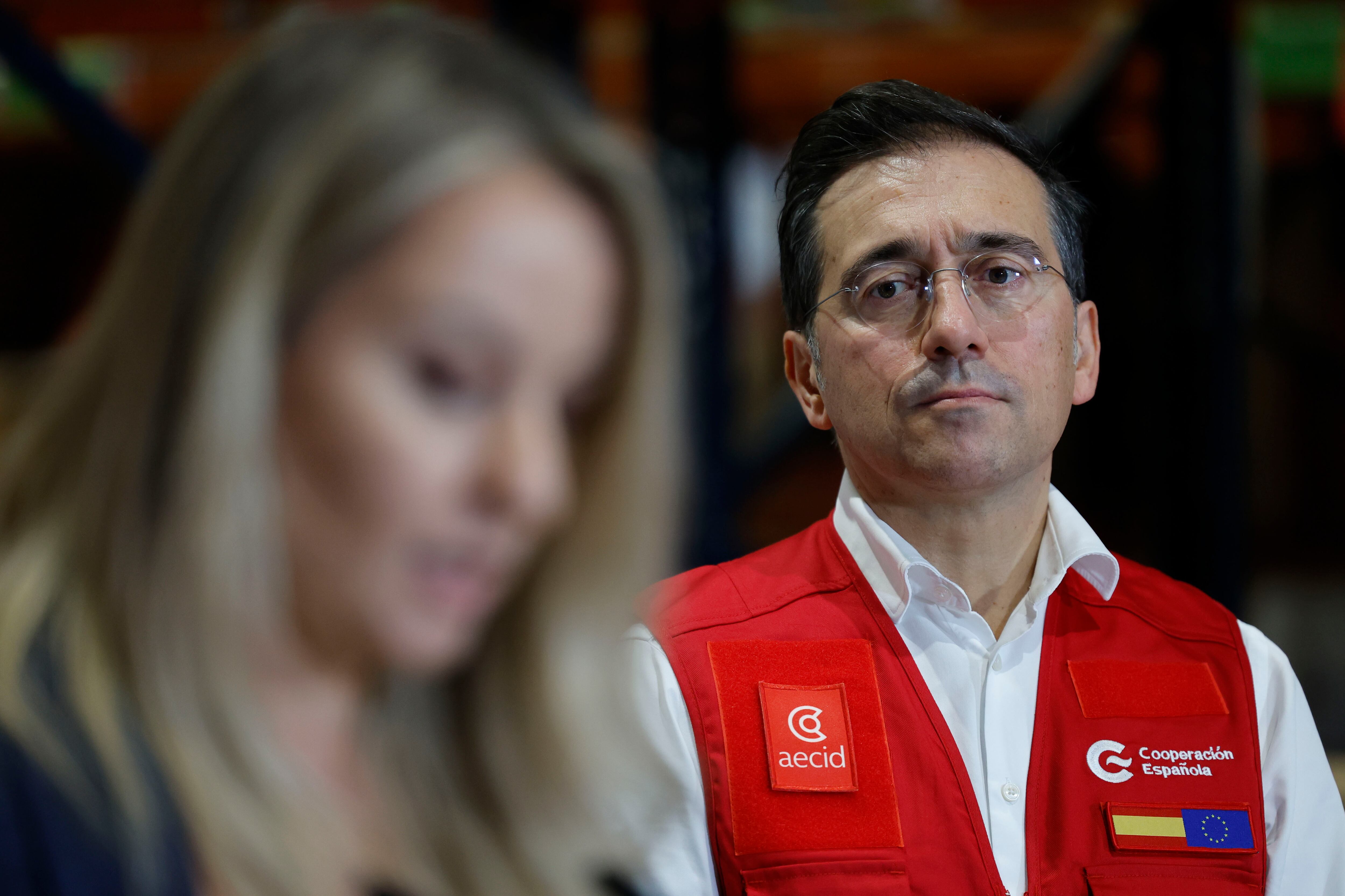 El ministro de Asuntos Exteriores, Unión Europea y Cooperación, José Manuel Albares (d), acompañado por la embajadora de Ucrania en España, Yuliia Sokolovska (i) durante el envío de 70 generadores que España mandará a Ucrania a través de la Agencia Española de Cooperación para el Desarrollo AECID este viernes en la sede de la entidad en Pinto, Madrid. EFE/ Mariscal